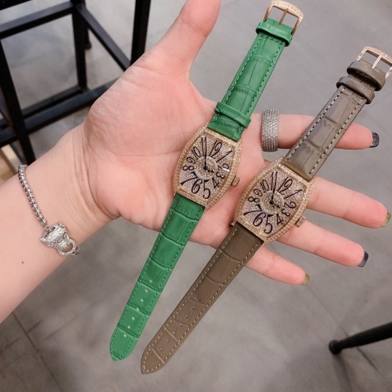✔️✔️法兰克穆勒 FranckMuller 36mm*45mm酒桶型表壳和夸张的弧度设计满足了小女生对FM的热爱✔️✔️