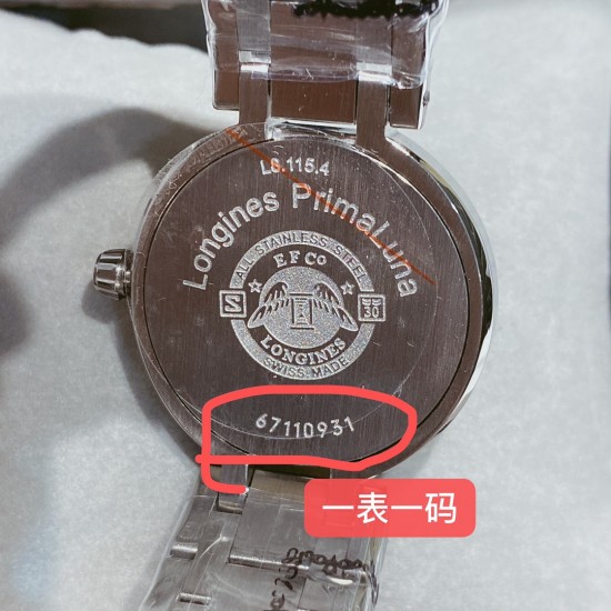 ★实拍 浪琴心月系列女士腕表,每个表都是一表一码,进口石英机芯,精钢圆形表壳,表径30mm,抗磨损合成双卜蓝宝石玻璃(数据同步正品),A级深海白色珍珠母贝字面,高档八角批花镐石钻丁刻度,蓝钢指针,精钢表链搭配原装三折式表扣。 ★实拍 浪琴心月系列女士腕表,每个表都是一表一码,进口石英机芯,精钢圆形表壳,表径30mm,抗磨损合成双卜蓝宝石玻璃(数据同步正品),A级深海白色珍珠母贝字面,高档八角批花镐石钻丁刻度,蓝钢指针,精钢表链搭配原装三折式表扣。