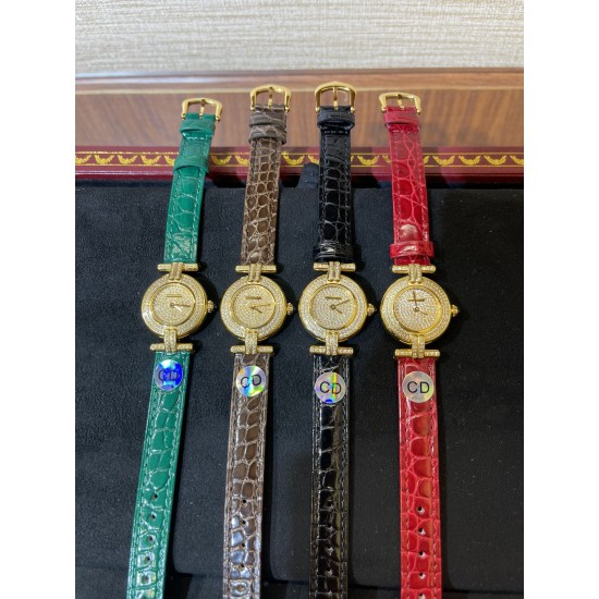 鳄鱼皮新品发布 奢华版满天星镶钻表盘卡地亚小旋风must de小金表vintage中古断货王，性价比高闭眼入。神仙颜值美绝trinity，小孩子才做选择，成年人都是all in![色]表径24mm，超薄厚度5.8mm，搭载瑞士石英机芯，罗马刻度奶油盘，简洁大两针，后镶天然美钻搭配鳄鱼皮表带更奢华超级闪。可仙可盐可甜，精致优雅上手绝美。时尚是一个经典的轮回～说不定今年的复古风，你就是走得最驾轻就熟的一个。推荐指数：⭐⭐⭐⭐⭐