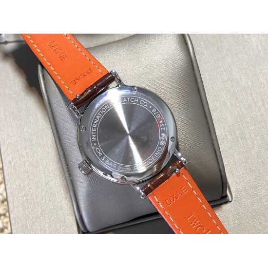实拍【IWC 2019推出女士全新 Portofino波涛菲诺系列】1⃣️:壳套尺寸34mm/8.8mm采用316精钢材质打磨,每个壳套全程CNC处理所有细节达到完美2⃣️:采用进口日本9015天文台级别经过本厂严格把控 调试 达到零返修稳定性3⃣️:采用瑞士蓝宝石镜面 通透明亮4⃣️字面采用简洁的条丁罗马和表盘十二颗 设计呈现出精致典雅之感5⃣️:表带采用原装快速更换系统 搭配意大利小牛皮皮质柔软细腻:有六种颜色可选(绿色,兰色,黑色,深棕,酒红,粉色)6⃣️:原装表扣采用316精钢材质打磨 实拍【IWC 2019推出女士全新 Portofino波涛菲诺系列】1⃣️:壳套尺寸34mm/8.8mm采用316精钢材质打磨,每个壳套全程CNC处理所有细节达到完美2⃣️:采用进口日本9015天文台级别经过本厂严格把控 调试 达到零返修稳定性3⃣️:采用瑞士蓝宝石镜面 通透明亮4⃣️字面采用简洁的条丁罗马和表盘十二颗 设计呈现出精致典雅之感5⃣️:表带采用原装快速更换系统 搭配意大利小牛皮皮质柔软细腻:有六种颜色可选(绿色,兰色,黑色,深棕,酒红,粉色)6⃣️:原装表扣采用316精钢材质打磨