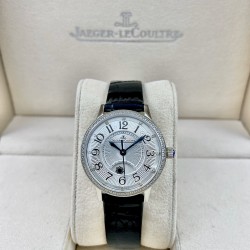 JAEGER-LECOULTRE积家女款RENDEZ-VOUS约会系列。尺寸：29mm搭载日本进口全自动机械机芯  正品版本机芯主版  功能：日夜星晨、时分秒显示功能 ，展现出昼的灿烂与夜的浪漫(刚刚的相遇，[玫瑰]刚刚的缘分，[爱心]刚刚的时间，愿幸福快乐与您相伴)