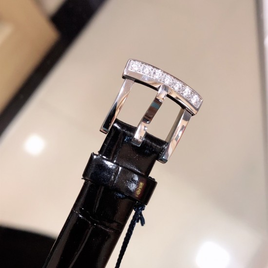 实拍 萧邦新款不断 重点推荐 重磅来袭 LHEUR DU DIAMANT珠宝镶系列,全套精钢镂空打造,光滑精致无暇,采用最新手法三爪镶石工艺,与原装正品一致,尺寸及细节完美至无可挑剔,整表美轮美奂由你任意搭配出行或各种宴会派对,该款专用进口机械机芯,整机保持原状态无改动,稳定性众所周知!表扣饱满不显臃肿,七颗钻石及整个表扣呈现的弧度与镂空的鸟巢壳身完美绝配,搭配之对应效果令你无可挑剔,表带制作精良,狠下本钱采用进口高光牛皮 一点也不逊于市场的一般鳄鱼皮。 实拍 萧邦新款不断 重点推荐 重磅来袭 LHEUR DU DIAMANT珠宝镶系列,全套精钢镂空打造,光滑精致无暇,采用最新手法三爪镶石工艺,与原装正品一致,尺寸及细节完美至无可挑剔,整表美轮美奂由你任意搭配出行或各种宴会派对,该款专用进口机械机芯,整机保持原状态无改动,稳定性众所周知!表扣饱满不显臃肿,七颗钻石及整个表扣呈现的弧度与镂空的鸟巢壳身完美绝配,搭配之对应效果令你无可挑剔,表带制作精良,狠下本钱采用进口高光牛皮 一点也不逊于市场的一般鳄鱼皮。