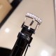 实拍 萧邦新款不断 重点推荐 重磅来袭 LHEUR DU DIAMANT珠宝镶系列,全套精钢镂空打造,光滑精致无暇,采用最新手法三爪镶石工艺,与原装正品一致,尺寸及细节完美至无可挑剔,整表美轮美奂由你任意搭配出行或各种宴会派对,该款专用进口机械机芯,整机保持原状态无改动,稳定性众所周知!表扣饱满不显臃肿,七颗钻石及整个表扣呈现的弧度与镂空的鸟巢壳身完美绝配,搭配之对应效果令你无可挑剔,表带制作精良,狠下本钱采用进口高光牛皮 一点也不逊于市场的一般鳄鱼皮。 实拍 萧邦新款不断 重点推荐 重磅来袭 LHEUR DU DIAMANT珠宝镶系列,全套精钢镂空打造,光滑精致无暇,采用最新手法三爪镶石工艺,与原装正品一致,尺寸及细节完美至无可挑剔,整表美轮美奂由你任意搭配出行或各种宴会派对,该款专用进口机械机芯,整机保持原状态无改动,稳定性众所周知!表扣饱满不显臃肿,七颗钻石及整个表扣呈现的弧度与镂空的鸟巢壳身完美绝配,搭配之对应效果令你无可挑剔,表带制作精良,狠下本钱采用进口高光牛皮 一点也不逊于市场的一般鳄鱼皮。