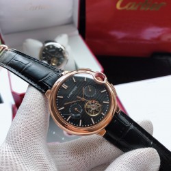 品牌：卡地亚 CARTIER E2（精品推荐 高贵风格）豪气奔发类型：精品男士腕表（顶级）表带：真牛皮/361精钢表带（耐用）机芯：顶级机械机芯（稳定）材料：矿物质防刮镜面（耐磨）大气爆款 豪情风格 精湛品质 霸气归来尺寸：直径44mm厚度13mm豪情上市！ 请认准独家品质 三杰精致推荐男士精品机械腕表 精致传承真实效果 SJ品质的保证