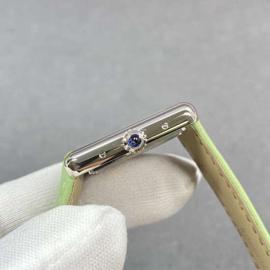 卡地亚坦克TANK MUST de Cartier全系列(中号33.7*25.5mm,小号29.5*22mm)所有配件均可以和原装通用!在这里特别是表冠制作,标志性的表冠周身“面包型”凸点饰珠,立体清晰,便于抓紧调节,。“子弹头”型的表冠顶部晶石,独家采用巴西原矿石,经老友宝石厂经年研发的一体成型+磨光复合机加工,费时费工费料,成本极高!有效的保证了每颗产品外观与正品一致!蓝宝石玻璃镜面,从侧面来看是有折射的,有放大的效果!f1厂倾情出品! 卡地亚坦克TANK MUST de Cartier全系列(中号33.7*25.5mm,小号29.5*22mm)所有配件均可以和原装通用!在这里特别是表冠制作,标志性的表冠周身“面包型”凸点饰珠,立体清晰,便于抓紧调节,。“子弹头”型的表冠顶部晶石,独家采用巴西原矿石,经老友宝石厂经年研发的一体成型+磨光复合机加工,费时费工费料,成本极高!有效的保证了每颗产品外观与正品一致!蓝宝石玻璃镜面,从侧面来看是有折射的,有放大的效果!f1厂倾情出品!