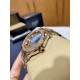 《YF出品》萧邦Happy Diamonds系列在女士腕表当中非常具有标志性,这款腕表拥有36和30毫米的腕表直径,对于大部分女士来说这个尺寸刚刚好。极具标志性的表壳设计搭配银色表盘,盘面上转动的钻石是萧邦Happy Diamonds最大的亮点设计所在。腕表搭载了自动上链机芯,能够为腕表提供42个小时的动力储存。。。YF臻品(2021新鲜上市):萧邦HAPPY DIAMONDS系列274893-5003腕表(精钢-玫瑰金-白色贝壳表盘,7颗彩色活动钻石,2892-2全自动机械,36毫米) 《YF出品》萧邦Happy Diamonds系列在女士腕表当中非常具有标志性,这款腕表拥有36和30毫米的腕表直径,对于大部分女士来说这个尺寸刚刚好。极具标志性的表壳设计搭配银色表盘,盘面上转动的钻石是萧邦Happy Diamonds最大的亮点设计所在。腕表搭载了自动上链机芯,能够为腕表提供42个小时的动力储存。。。YF臻品(2021新鲜上市):萧邦HAPPY DIAMONDS系列274893-5003腕表(精钢-玫瑰金-白色贝壳表盘,7颗彩色活动钻石,2892-2全自动机械,36毫米)