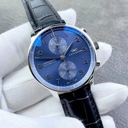 IWC 万国 葡萄牙系列3714蓝盘IW371445自动机械计时跑秒腕表！精钢拉丝表壳，厚度与正品一样12.3mm 直径40.9mm ，穹型高通透蓝宝石镜面镀蓝膜。搭载7750订制自动机械计时码机芯，原装折叠扣。顶级出品-出货实拍