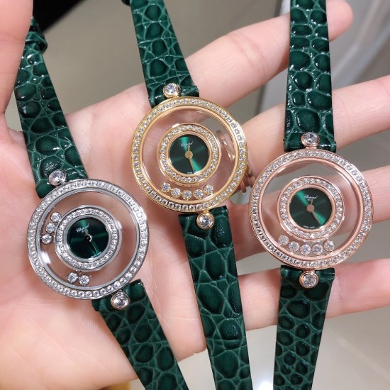 【独家美拍萧邦经邦萧邦HAPPY DIAMONDS系列快乐钻腕表】新增最新绿表盘 蓝宝石玻璃镜面 我们就是自己的神话 原厂瑞士石英机芯 镜面内7颗快乐钻自由转动 活动钻石围绕表盘回旋起舞 制作精巧的表壳玩味透明概念 chopard家标志性的Happy钻石在两片蓝宝石水晶玻璃 形成的空间内自由滑动 充分展现自由和欢快的感觉 表壳顶端与底端各缀有一圈钻石 树叶形指针 较小的同心圆为珍珠母贝质地 呈圆满的球型 两个同心圆环上皆全手工镶有钻石 七颗灵动钻石如悬空漂浮一般 细节见真知 【独家美拍萧邦经邦萧邦HAPPY DIAMONDS系列快乐钻腕表】新增最新绿表盘 蓝宝石玻璃镜面 我们就是自己的神话 原厂瑞士石英机芯 镜面内7颗快乐钻自由转动 活动钻石围绕表盘回旋起舞 制作精巧的表壳玩味透明概念 chopard家标志性的Happy钻石在两片蓝宝石水晶玻璃 形成的空间内自由滑动 充分展现自由和欢快的感觉 表壳顶端与底端各缀有一圈钻石 树叶形指针 较小的同心圆为珍珠母贝质地 呈圆满的球型 两个同心圆环上皆全手工镶有钻石 七颗灵动钻石如悬空漂浮一般 细节见真知