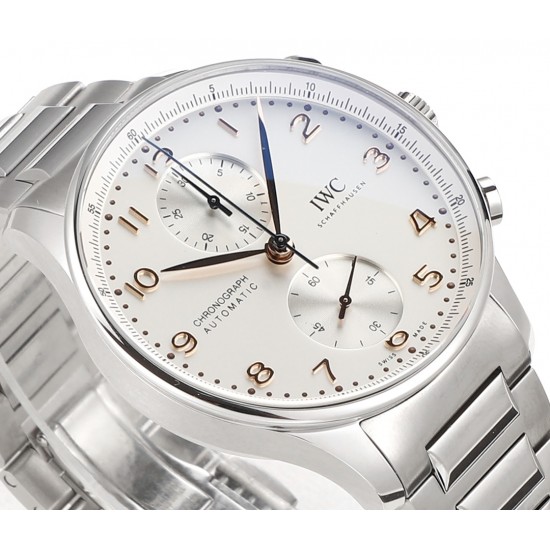 V6S新品,IWC万国表为其经典全新葡萄牙系列计时腕表推出首款精钢表链款式。IWC万国表首次为这款经典时计系列腕表配备精钢表链,令IWC万国表葡萄牙系列计时腕表更添几分灵活随性。表链经过抛光与拉丝工艺修饰,精密入微,优美雅致;蝴蝶式折叠表扣赋予其符合人体工学的贴心设计,细腻贴合手腕,佩戴无比舒适。配备精钢表链的全新表款采用精钢表壳,腕表内部搭载IWC万国表自制69355型计时机芯,坚固而精准,采用经典导柱轮设计,透过蓝宝石玻璃表背可纵览机芯风采。高效双向棘爪上链系统提供46小时动力储备。 V6S新品,IWC万国表为其经典全新葡萄牙系列计时腕表推出首款精钢表链款式。IWC万国表首次为这款经典时计系列腕表配备精钢表链,令IWC万国表葡萄牙系列计时腕表更添几分灵活随性。表链经过抛光与拉丝工艺修饰,精密入微,优美雅致;蝴蝶式折叠表扣赋予其符合人体工学的贴心设计,细腻贴合手腕,佩戴无比舒适。配备精钢表链的全新表款采用精钢表壳,腕表内部搭载IWC万国表自制69355型计时机芯,坚固而精准,采用经典导柱轮设计,透过蓝宝石玻璃表背可纵览机芯风采。高效双向棘爪上链系统提供46小时动力储备。