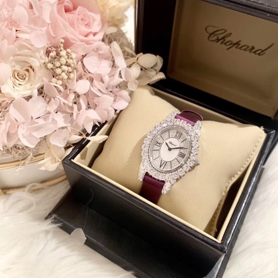 实拍 萧邦 LHEURE DU DIAMANT MEDIUM OVAL 此款LHeure du Diamant 椭圆形切割贝壳雕纹镶钻表盘 环以点缀钻石的表圈 优雅气韵 时尚风格和萧邦精湛的手工艺尽显无遗 光华耀眼 实拍 萧邦 LHEURE DU DIAMANT MEDIUM OVAL 此款LHeure du Diamant 椭圆形切割贝壳雕纹镶钻表盘 环以点缀钻石的表圈 优雅气韵 时尚风格和萧邦精湛的手工艺尽显无遗 光华耀眼