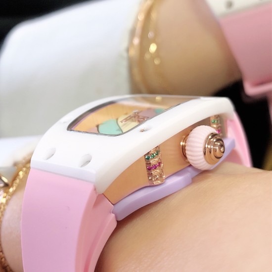实拍 理查德米勒 RichardMille 糖果棉花糖 最新爆款 bon bon系列最稀有的作品!克服传统工艺打破模式!钟表最受尊敬的技术之一。不是所有人的嫁妆,棉花糖运动曲线和颜色,它们是诱人的。有了理查德米勒,实现了把棉花糖戴在你的手腕上!白色陶瓷加上黄粉绿搪瓷表盘,RM-07柔和的颜色创造了一个组合...甜蜜!糖果店的一次旅行,一个让人难以置信的艺术品。你会戴上它吗? 实拍 理查德米勒 RichardMille 糖果棉花糖 最新爆款 bon bon系列最稀有的作品!克服传统工艺打破模式!钟表最受尊敬的技术之一。不是所有人的嫁妆,棉花糖运动曲线和颜色,它们是诱人的。有了理查德米勒,实现了把棉花糖戴在你的手腕上!白色陶瓷加上黄粉绿搪瓷表盘,RM-07柔和的颜色创造了一个组合...甜蜜!糖果店的一次旅行,一个让人难以置信的艺术品。你会戴上它吗?