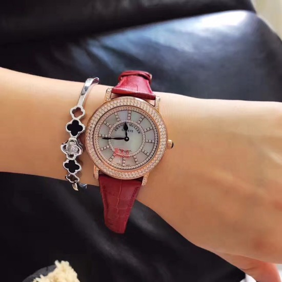 法兰克穆勒Franck muller ⏱FM新款镶钻简约女表✔️表壳表盘均选用进口5A水钻镶嵌、绝不掉钻‼️表盘很立体的双层字面、底层采用高端定制天然母贝、颜色炫彩自然、12个刻度用水钻镶嵌、立体感十足真皮表带、钢壳、进口石英机芯、蓝宝石水晶玻璃镜面、高品质、表盘直径约36毫米❗️这个夏天不离手的时尚单品 法兰克穆勒Franck muller ⏱FM新款镶钻简约女表✔️表壳表盘均选用进口5A水钻镶嵌、绝不掉钻‼️表盘很立体的双层字面、底层采用高端定制天然母贝、颜色炫彩自然、12个刻度用水钻镶嵌、立体感十足真皮表带、钢壳、进口石英机芯、蓝宝石水晶玻璃镜面、高品质、表盘直径约36毫米❗️这个夏天不离手的时尚单品