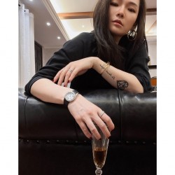 气质秒杀一切！！伯爵69Limelight Gala腕表超级版，正品级、腕表尺寸32mm运用一流的壳套打磨工艺，诠释伯爵优雅气质。.采用定制版瑞士石英机芯，续航给力，走时稳健，零返修。镶饰60颗明亮式切割钻（约0.92克拉）。表扣镶饰单颗明亮式切割施华洛世奇水钻（约0.01克拉）动人线条衬托优雅气质