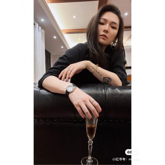 气质秒杀一切!!伯爵69Limelight Gala腕表超级版,正品级、腕表尺寸32mm运用一流的壳套打磨工艺,诠释伯爵优雅气质。.采用定制版瑞士石英机芯,续航给力,走时稳健,零返修。镶饰60颗明亮式切割钻(约0.92克拉)。表扣镶饰单颗明亮式切割施华洛世奇水钻(约0.01克拉)动人线条衬托优雅气质 气质秒杀一切!!伯爵69Limelight Gala腕表超级版,正品级、腕表尺寸32mm运用一流的壳套打磨工艺,诠释伯爵优雅气质。.采用定制版瑞士石英机芯,续航给力,走时稳健,零返修。镶饰60颗明亮式切割钻(约0.92克拉)。表扣镶饰单颗明亮式切割施华洛世奇水钻(约0.01克拉)动人线条衬托优雅气质