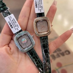 品牌：卡地亚系列：coussindeCartier机芯：石英表径：30.44*33.78表壳厚度：7.08毫米满钻：方形：蓝宝石镜面：表带材质：美州鳄鱼皮