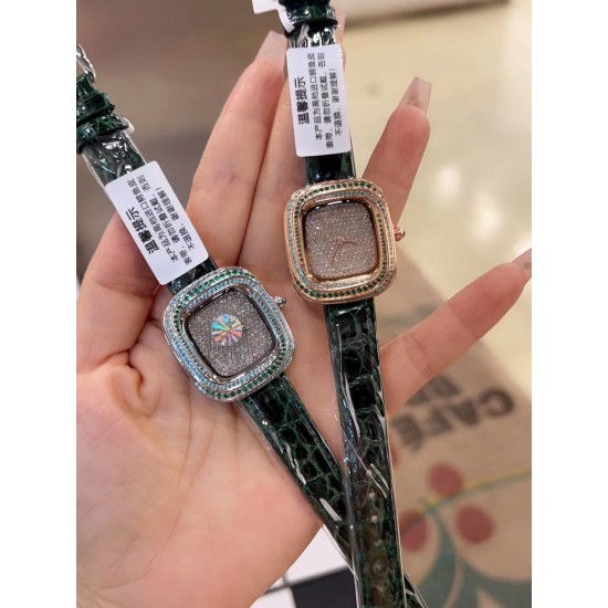 品牌：卡地亚系列：coussindeCartier机芯：石英表径：30.44*33.78表壳厚度：7.08毫米满钻：方形：蓝宝石镜面：表带材质：美州鳄鱼皮