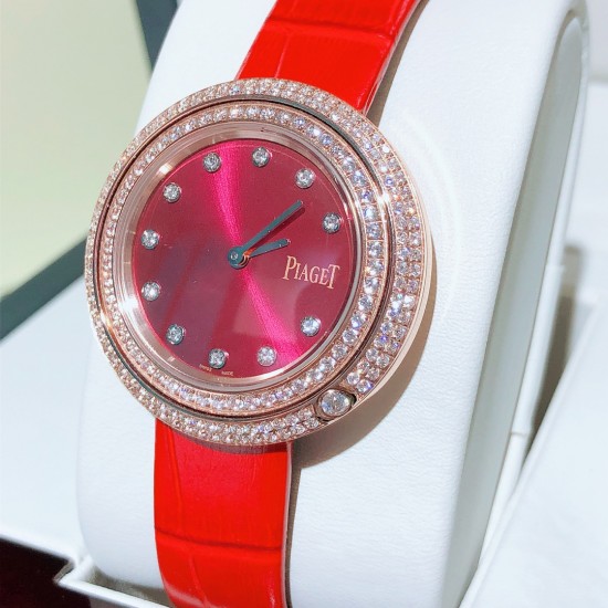 ★实拍 伯爵-PIAGET,时尚石英女款,来自Possession系列诚意推荐,魅力十足的臻品采用瑞士石英机芯,蓝宝石水晶玻璃镜面,表圈可360度旋转,在不经意的旋转之间带来不同的好心情灵动搭配,转动间,专属于你独一无二的个性造型耀目而生有光圈、单排钻和双排钻任性选择!表壳直径34mm厚度8mm。 ★实拍 伯爵-PIAGET,时尚石英女款,来自Possession系列诚意推荐,魅力十足的臻品采用瑞士石英机芯,蓝宝石水晶玻璃镜面,表圈可360度旋转,在不经意的旋转之间带来不同的好心情灵动搭配,转动间,专属于你独一无二的个性造型耀目而生有光圈、单排钻和双排钻任性选择!表壳直径34mm厚度8mm。
