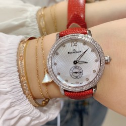 实拍 AW厂 Blancpain-宝珀女装系列复杂功能腕表共镶有152颗美钻。其中的108颗钻石镶嵌于36.8毫米的红金表壳之上。钻石紧密交织为两圈，错落有致，与品牌的标志性双层表圈设计相互呼应。表冠上亦镶有精致美钻，尽现腕表的华美雅致。