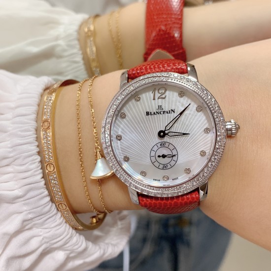 实拍 AW厂 Blancpain-宝珀女装系列复杂功能腕表共镶有152颗美钻。其中的108颗钻石镶嵌于36.8毫米的红金表壳之上。钻石紧密交织为两圈,错落有致,与品牌的标志性双层表圈设计相互呼应。表冠上亦镶有精致美钻,尽现腕表的华美雅致。 实拍 AW厂 Blancpain-宝珀女装系列复杂功能腕表共镶有152颗美钻。其中的108颗钻石镶嵌于36.8毫米的红金表壳之上。钻石紧密交织为两圈,错落有致,与品牌的标志性双层表圈设计相互呼应。表冠上亦镶有精致美钻,尽现腕表的华美雅致。