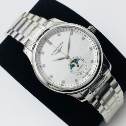 【LG Factory】新力作 浪琴Longines新款「Master Moonphase」月相日历腕表，采用ETA2824-2机芯，功能完美同步，防水深度30米，表耳线条温润流畅。表盘为大三针布局，最特别之处是表圈分钟刻度圈为立体倾斜的设计，提供出色的表盘层次感。6点的月相盘与日历功能融为一体。表盘共有3种款式：银白色麦粒纹搭配衬线体阿拉伯数字时标，黑色麦粒纹搭配罗马数字时标，蓝色日晖纹搭配棍状时标 ，直径40毫米，厚度10毫米，意大利进口小牛皮 原装蝴蝶扣 ⚠️请认准独家品质！LG品质 值得信赖！