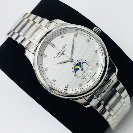 【LG Factory】新力作 浪琴Longines新款「Master Moonphase」月相日历腕表,采用ETA2824-2机芯,功能完美同步,防水深度30米,表耳线条温润流畅。表盘为大三针布局,最特别之处是表圈分钟刻度圈为立体倾斜的设计,提供出色的表盘层次感。6点的月相盘与日历功能融为一体。表盘共有3种款式:银白色麦粒纹搭配衬线体阿拉伯数字时标,黑色麦粒纹搭配罗马数字时标,蓝色日晖纹搭配棍状时标 ,直径40毫米,厚度10毫米,意大利进口小牛皮 原装蝴蝶扣 ⚠️请认准独家品质!LG品质 值得信赖! 【LG Factory】新力作 浪琴Longines新款「Master Moonphase」月相日历腕表,采用ETA2824-2机芯,功能完美同步,防水深度30米,表耳线条温润流畅。表盘为大三针布局,最特别之处是表圈分钟刻度圈为立体倾斜的设计,提供出色的表盘层次感。6点的月相盘与日历功能融为一体。表盘共有3种款式:银白色麦粒纹搭配衬线体阿拉伯数字时标,黑色麦粒纹搭配罗马数字时标,蓝色日晖纹搭配棍状时标 ,直径40毫米,厚度10毫米,意大利进口小牛皮 原装蝴蝶扣 ⚠️请认准独家品质!LG品质 值得信赖!
