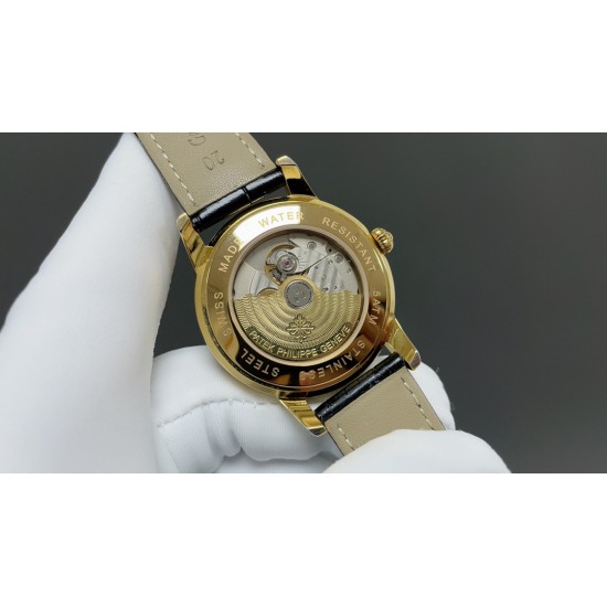 百达翡丽-PATEK PHILIPPE-火热新款式,新款锅盖,耗时长达8个月!超薄男士自动机械腕表,采用进口原装9015机芯,每小时振频28800次,零返修质量,直径40mm原装尺寸,超薄工艺8mm,锅盖玻璃材质!超强防水50米!专柜同款,一比一复刻!带上他锋芒尽显,气派不凡!耀眼光辉,永恒尊贵。⚠️请认准专业独家品质!欢迎转载 百达翡丽-PATEK PHILIPPE-火热新款式,新款锅盖,耗时长达8个月!超薄男士自动机械腕表,采用进口原装9015机芯,每小时振频28800次,零返修质量,直径40mm原装尺寸,超薄工艺8mm,锅盖玻璃材质!超强防水50米!专柜同款,一比一复刻!带上他锋芒尽显,气派不凡!耀眼光辉,永恒尊贵。⚠️请认准专业独家品质!欢迎转载