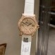 实拍 为你带来快乐——推出萧邦chopard Happy Sport满钻腕表！①卓越时计源于精湛工艺，双层蓝宝水晶玻璃之间，7颗施华洛世奇快乐彩钻活灵活现，完美诠释原装的韵味和感觉，镶满钻的表壳比例匀称，做工精湛，颗颗美钻饱满挺拔。②字面为了追求完美，耗时耗力，每一个刻度和英文logo都经过多次的独立开模，耗费多套模板，为你带来最接近原装的字面效果！③机芯采用进口石英机芯走时精准，④表带方面，为追求极致以及每一位客户的体验感，不惜成本采用牛皮皮表带，为你带来最高的体验手感制表技艺和宝石镶嵌完美融合！