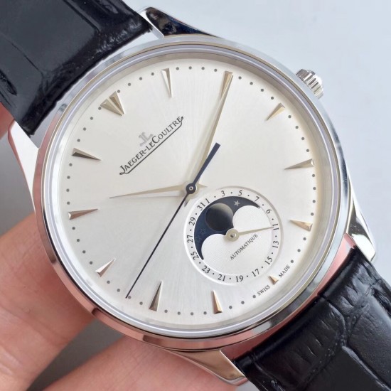 ZF【厚积“薄”发 年度大作】ZF新品,积家月相大师系列,表壳直径39mmX9.9mm与原装同步。六点钟的子盘拥有阳历阴历(月相)双期显示,月相一月转一圈,功能和正品一致。【技术突破】采用9015改积家自产Cal.925/1机芯,功能百分百同步原装自产机芯。走时稳定,素质坚挺。【细节突破】从侧面观察腕表盘面发现有微微的弧度,ZF为了达到这一效果,耗时费力多次调整模具,确保神韵和感觉能与原装相媲美。ZF积家月相大师,满足您对月相的一切美好情怀。 ZF【厚积“薄”发 年度大作】ZF新品,积家月相大师系列,表壳直径39mmX9.9mm与原装同步。六点钟的子盘拥有阳历阴历(月相)双期显示,月相一月转一圈,功能和正品一致。【技术突破】采用9015改积家自产Cal.925/1机芯,功能百分百同步原装自产机芯。走时稳定,素质坚挺。【细节突破】从侧面观察腕表盘面发现有微微的弧度,ZF为了达到这一效果,耗时费力多次调整模具,确保神韵和感觉能与原装相媲美。ZF积家月相大师,满足您对月相的一切美好情怀。