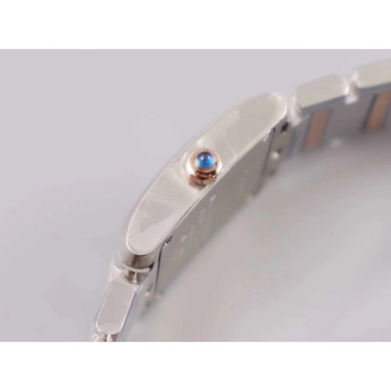 实拍 8848F出品卡地亚法国坦克!瑞士石英机芯,尺寸~25.35*20.3mm,其他的就不作多介绍了,均可官网查阅,下面我来讲讲它的迷人之处,坦克腕表家族中女性最喜欢的一个系列。首先正像坦克与履带的不可分离,法国坦克腕表的履带式表链不仅像一款简练的手镯将金属的光泽绽放无余,也更好的融合了坦克系列棱角分明、锐利的表壳边缘,二者的结合不仅使表款风格上有个完整的统一性,更是对坦克腕表系列的自由精神的完美诠释,因此法国坦克可谓是卡地亚坦克腕表系列之中的经典之作!保卡、吊牌、表带膜和外包装都有贴标型号!下手要快! 实拍 8848F出品卡地亚法国坦克!瑞士石英机芯,尺寸~25.35*20.3mm,其他的就不作多介绍了,均可官网查阅,下面我来讲讲它的迷人之处,坦克腕表家族中女性最喜欢的一个系列。首先正像坦克与履带的不可分离,法国坦克腕表的履带式表链不仅像一款简练的手镯将金属的光泽绽放无余,也更好的融合了坦克系列棱角分明、锐利的表壳边缘,二者的结合不仅使表款风格上有个完整的统一性,更是对坦克腕表系列的自由精神的完美诠释,因此法国坦克可谓是卡地亚坦克腕表系列之中的经典之作!保卡、吊牌、表带膜和外包装都有贴标型号!下手要快!
