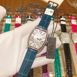 呼声最高 法兰克穆勒 酒桶型女士石英腕表 CINTREE CURVEX系列 316L 精钢表壳，尺寸4331毫米。CNC加工抛光表壳，精雕成形，底盖拉丝细腻，字体雕刻清晰。 拱形玻璃镜面 搭配制作过程相当繁琐的顶级珍珠光贝母拱形表盘，色泽均匀 真丁立体精钢镀铑阿拉伯数字时标。 好的珍珠贝母表盘色彩可因光源，观察角度的不同而显出不同的亮丽光泽，璀璨夺目，绝不是其他劣质贝母盘面可媲美的机芯采用进口石英机芯 高等级水钻镶嵌，不惜成本制作，匠心打造，工艺完美。 搭配美洲鳄鱼皮，做到尽显唯美 高雅！
