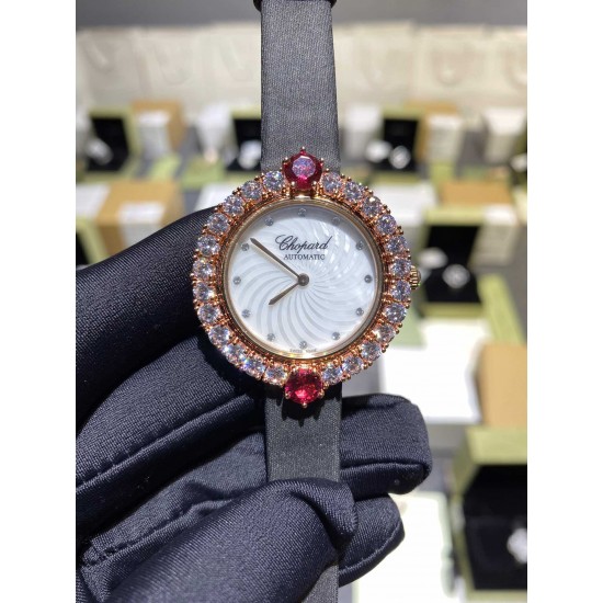 实拍 萧邦-Chopard,女士腕表 当华美珠宝邂逅钟表技艺,Chopard萧邦通过极致工艺将两者合一,奉献出绝世佳作 这件珠宝腕表作品凝聚了来自于Chopard萧邦珠宝工坊的工艺精华,将珠宝化身为腕表,绽放出无与伦比的璀璨光华 搭配进口石英 36mm 娟丝表带 实拍 萧邦-Chopard,女士腕表 当华美珠宝邂逅钟表技艺,Chopard萧邦通过极致工艺将两者合一,奉献出绝世佳作 这件珠宝腕表作品凝聚了来自于Chopard萧邦珠宝工坊的工艺精华,将珠宝化身为腕表,绽放出无与伦比的璀璨光华 搭配进口石英 36mm 娟丝表带