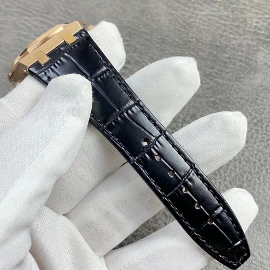 AP 爱彼 皇家橡树15510A周年特别版,玫瑰金黑盘皮带款!采用4302一体机芯,动力长达72小时更稳定——玫瑰金版!原版一比一复刻,尺寸为41X10.4毫米与正品一致!完美还原正品表壳的每一处细节,尽显正品“棱角分明 坚毅果敢”的阳刚气质。钢带的做工无可挑剔,比市面上任何钢带表做工均要更上一层楼,钢带头粒和表头衔接的“缓冲带”的松紧程度与正品一模一样。表盘的“饼干纹理”立体饱满! AP 爱彼 皇家橡树15510A周年特别版,玫瑰金黑盘皮带款!采用4302一体机芯,动力长达72小时更稳定——玫瑰金版!原版一比一复刻,尺寸为41X10.4毫米与正品一致!完美还原正品表壳的每一处细节,尽显正品“棱角分明 坚毅果敢”的阳刚气质。钢带的做工无可挑剔,比市面上任何钢带表做工均要更上一层楼,钢带头粒和表头衔接的“缓冲带”的松紧程度与正品一模一样。表盘的“饼干纹理”立体饱满!