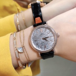 【IWC 2019推出女士全新 Portofino波涛菲诺系列】1⃣️:壳套尺寸34mm/8.8mm采用316精钢材质打磨，每个壳套全程CNC处理所有细节达到完美2⃣️:采用进口日本9015天文台级别经过本厂严格把控 调试 达到零返修稳定性3⃣️:采用瑞士蓝宝石镜面 通透明亮4⃣️字面采用简洁的条丁罗马和表盘十二颗设计呈现出精致典雅之感5⃣️:表带采用原装快速更换系统搭配意大利小牛皮皮质柔软细腻:有六种颜色可选(绿色，兰色，黑色，深棕，酒红，粉色)6⃣️:原装表扣采用316精钢材质打磨