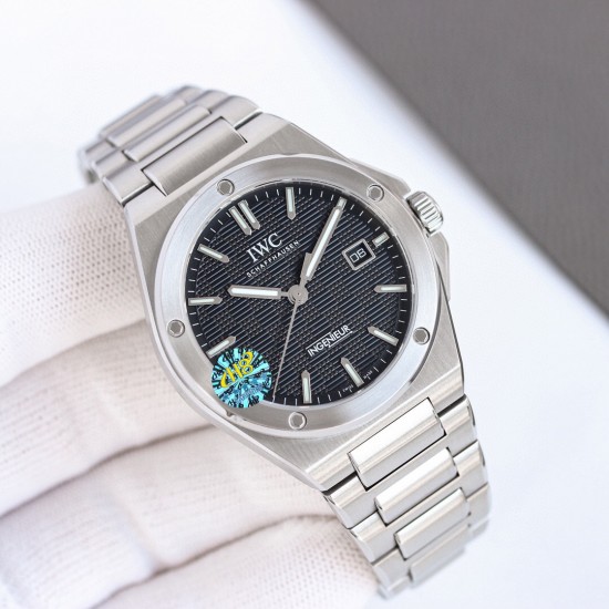 IWC 万国 全新工程师系列!全自动腕表40重塑了上世纪70年代杰罗.尊达风格!表盘经典网格设计和多边形螺丝表壳巨显独特,表带中间链节分别是(全沙带和中亮光)两种,同原装接件加强了腕表更适人体贴合度,蝴蝶式折叠表扣使佩戴感更加舒适。采用2824机芯改同32111机内配防磁盖2824机芯更加稳定!!尺寸40mm厚度10.7mm,冰蓝夜光 ,同时兼具典雅气质与动感活力,外观低调内敛,性能丰富多样。 IWC 万国 全新工程师系列!全自动腕表40重塑了上世纪70年代杰罗.尊达风格!表盘经典网格设计和多边形螺丝表壳巨显独特,表带中间链节分别是(全沙带和中亮光)两种,同原装接件加强了腕表更适人体贴合度,蝴蝶式折叠表扣使佩戴感更加舒适。采用2824机芯改同32111机内配防磁盖2824机芯更加稳定!!尺寸40mm厚度10.7mm,冰蓝夜光 ,同时兼具典雅气质与动感活力,外观低调内敛,性能丰富多样。