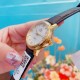 专柜同步发售欧米茄(OMEGA) 【精湛品质-女神专属】-女士精品腕表 碟飞典雅系列 原版复刻1:1,表款堪称是系列中最迷人的表款之一,尽显优雅气质与低调奢华,顶端表壳以316精钢打造,搭载日本进口西铁城机械 零返修 来自进口316钢表带 历经多道工序,防汗水,耐腐蚀 表盘-蓝宝石高清镜面 壳身整体超强立体感 精雕细琢,卓绝技艺 品质保证 尺寸:32mm厚11mm 时尚百搭,精致华贵呈现自然魅力 专柜同步发售欧米茄(OMEGA) 【精湛品质-女神专属】-女士精品腕表 碟飞典雅系列 原版复刻1:1,表款堪称是系列中最迷人的表款之一,尽显优雅气质与低调奢华,顶端表壳以316精钢打造,搭载日本进口西铁城机械 零返修 来自进口316钢表带 历经多道工序,防汗水,耐腐蚀 表盘-蓝宝石高清镜面 壳身整体超强立体感 精雕细琢,卓绝技艺 品质保证 尺寸:32mm厚11mm 时尚百搭,精致华贵呈现自然魅力