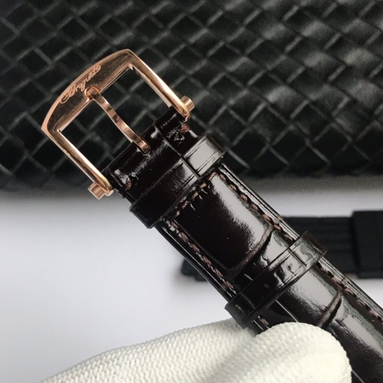 V9宝玑MARINE航海系列5517款腕表,航海天文钟的起源作品,“时计本是兵家利器”说的就是这款腕表,钟表界的巨作。工厂全面抄写原装数据,98%还原壳型字面,彰显原装优雅硬朗的气质,以进口9015升级为原装同款777A自动机械机芯,镌刻独立编号与宝玑先生签名。直径40毫米,表壳外缘饰有钱币饰纹。正反均为蓝宝石防刮玻璃,旋入式防水表冠。实测防水深度100米。搭配饰有太阳放射纹表盘,配装意大利鳄鱼纹真牛皮,另送一副原装胶带,一表两戴,以零头的价格给您带来原装超值体验。 V9宝玑MARINE航海系列5517款腕表,航海天文钟的起源作品,“时计本是兵家利器”说的就是这款腕表,钟表界的巨作。工厂全面抄写原装数据,98%还原壳型字面,彰显原装优雅硬朗的气质,以进口9015升级为原装同款777A自动机械机芯,镌刻独立编号与宝玑先生签名。直径40毫米,表壳外缘饰有钱币饰纹。正反均为蓝宝石防刮玻璃,旋入式防水表冠。实测防水深度100米。搭配饰有太阳放射纹表盘,配装意大利鳄鱼纹真牛皮,另送一副原装胶带,一表两戴,以零头的价格给您带来原装超值体验。