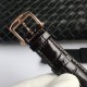 V9宝玑MARINE航海系列5517款腕表,航海天文钟的起源作品,“时计本是兵家利器”说的就是这款腕表,钟表界的巨作。工厂全面抄写原装数据,98%还原壳型字面,彰显原装优雅硬朗的气质,以进口9015升级为原装同款777A自动机械机芯,镌刻独立编号与宝玑先生签名。直径40毫米,表壳外缘饰有钱币饰纹。正反均为蓝宝石防刮玻璃,旋入式防水表冠。实测防水深度100米。搭配饰有太阳放射纹表盘,配装意大利鳄鱼纹真牛皮,另送一副原装胶带,一表两戴,以零头的价格给您带来原装超值体验。 V9宝玑MARINE航海系列5517款腕表,航海天文钟的起源作品,“时计本是兵家利器”说的就是这款腕表,钟表界的巨作。工厂全面抄写原装数据,98%还原壳型字面,彰显原装优雅硬朗的气质,以进口9015升级为原装同款777A自动机械机芯,镌刻独立编号与宝玑先生签名。直径40毫米,表壳外缘饰有钱币饰纹。正反均为蓝宝石防刮玻璃,旋入式防水表冠。实测防水深度100米。搭配饰有太阳放射纹表盘,配装意大利鳄鱼纹真牛皮,另送一副原装胶带,一表两戴,以零头的价格给您带来原装超值体验。
