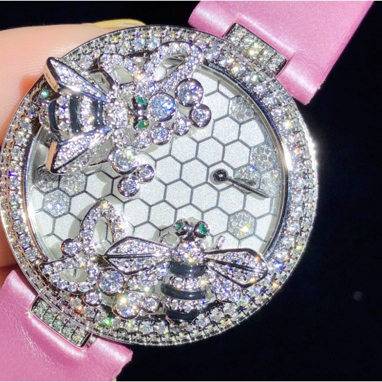实拍 Cartier-卡地亚 创意宝石BESTIAIRE系列 HPI00480 珐琅 40毫米 石英机芯 女士腕表 黄金表盘 镶钻 半透明黄色内填珐琅 2只黄金蜜蜂装饰 镶嵌明亮式切割圆钻 黄色钻石及黑色珐琅条纹 4枚祖母绿蜂眼 这款腕表由尊贵超凡的金属雕琢而成 并衬以珍奇夺目的宝石 堪称高级珠宝中的真正典范 不仅如此 把一株繁茂的植物或者一只惊艳的动物设计成为表盘的造型 既给品牌创意增添了一丝神秘 又在作品中蕴藏了一份雅致 实拍 Cartier-卡地亚 创意宝石BESTIAIRE系列 HPI00480 珐琅 40毫米 石英机芯 女士腕表 黄金表盘 镶钻 半透明黄色内填珐琅 2只黄金蜜蜂装饰 镶嵌明亮式切割圆钻 黄色钻石及黑色珐琅条纹 4枚祖母绿蜂眼 这款腕表由尊贵超凡的金属雕琢而成 并衬以珍奇夺目的宝石 堪称高级珠宝中的真正典范 不仅如此 把一株繁茂的植物或者一只惊艳的动物设计成为表盘的造型 既给品牌创意增添了一丝神秘 又在作品中蕴藏了一份雅致