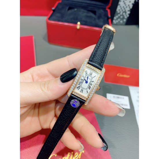 卡地亚-美国坦克-Cartier Tank Amricaine腕表,小号表款,三码合一。采用蓝宝水石晶镜面,瑞士石英机芯。原版开模,精钢表壳,八角形表冠,镶嵌一颗合成蓝色尖晶石,镀银表盘,剑形蓝钢指针,搭配原装光面折叠表扣,采用进口多色小牛皮。腕大表器优雅,深行受家青睐。表壳尺寸:34.80 x 19.00毫米。 卡地亚-美国坦克-Cartier Tank Amricaine腕表,小号表款,三码合一。采用蓝宝水石晶镜面,瑞士石英机芯。原版开模,精钢表壳,八角形表冠,镶嵌一颗合成蓝色尖晶石,镀银表盘,剑形蓝钢指针,搭配原装光面折叠表扣,采用进口多色小牛皮。腕大表器优雅,深行受家青睐。表壳尺寸:34.80 x 19.00毫米。
