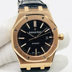 JF Factory标杆神器 爱彼A.超强V5升级版[拳头][拳头]1⃣️直径41MM！2⃣️搭载进口9015改原版Cal.3120全自动机芯！超级＂V5＂版主要升级技术特点：3⃣️表扣内侧两旁的英文字母修正与正品一致的立体浮雕字(重点在于字体上细腻的拉沙纹路）4⃣️表扣内侧的颜色修正与正品一致，表扣外的唛头更清晰更有立体感[悠闲]5⃣️把头＂唛头＂位置与拉沙纹路修正与正品一致[拳头]      JF Factory匠心力作 超级皇家橡树15400系列，欢迎您的品鉴！