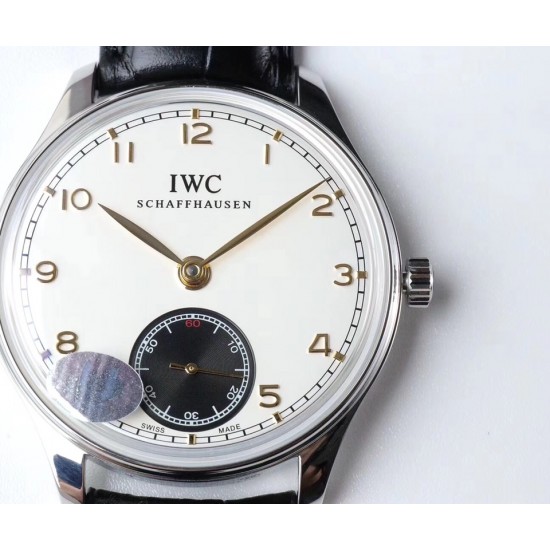 IWC 万国(葡萄牙系列)V3版 IW545408型腕表,简称“琼斯之剑”。正品开模,干练整洁,专为男士打造的腕表。锅盖蓝宝石玻璃,手动上弦的滴答声,背透镶嵌的红宝石,来回摆动的游丝走线,纯粹的机械之美,都让每个狂热的机械爱好者深深着迷!表盘尺寸:44毫米X10机芯类型:手动机㭜系列型号:98295动力储存:46小时表镜材质:兰宝石玻璃表带材质:意大利小牛皮表扣类型:针扣后盖表底:透底功能风格:6位小秒针,纯粹机械之美! IWC 万国(葡萄牙系列)V3版 IW545408型腕表,简称“琼斯之剑”。正品开模,干练整洁,专为男士打造的腕表。锅盖蓝宝石玻璃,手动上弦的滴答声,背透镶嵌的红宝石,来回摆动的游丝走线,纯粹的机械之美,都让每个狂热的机械爱好者深深着迷!表盘尺寸:44毫米X10机芯类型:手动机㭜系列型号:98295动力储存:46小时表镜材质:兰宝石玻璃表带材质:意大利小牛皮表扣类型:针扣后盖表底:透底功能风格:6位小秒针,纯粹机械之美!