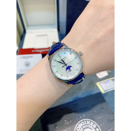 【赵丽颖同款】Longines浪琴 名匠系列女士腕表。全新浪琴名匠月相腕表系列。 诠释女性高贵典雅。精钢表壳直径:34毫米尺寸。官方一致6字位月相1-31日期显示功能。进口石英机芯。三码合一。采用进口头层牛皮、原装蝴蝶扣。珍珠母贝表盘在女表中是运用较多的元素,浪琴为其搭配了12颗钻石时标,将女性魅力发挥到极致。盘面6点钟位置的小表盘显示月相和日期,兼顾实用性和浪漫感,精巧别致。字表盘扫描打版,颜色、“麦粒”格纹深浅、内影字体大小粗细与正品完全一致。 【赵丽颖同款】Longines浪琴 名匠系列女士腕表。全新浪琴名匠月相腕表系列。 诠释女性高贵典雅。精钢表壳直径:34毫米尺寸。官方一致6字位月相1-31日期显示功能。进口石英机芯。三码合一。采用进口头层牛皮、原装蝴蝶扣。珍珠母贝表盘在女表中是运用较多的元素,浪琴为其搭配了12颗钻石时标,将女性魅力发挥到极致。盘面6点钟位置的小表盘显示月相和日期,兼顾实用性和浪漫感,精巧别致。字表盘扫描打版,颜色、“麦粒”格纹深浅、内影字体大小粗细与正品完全一致。