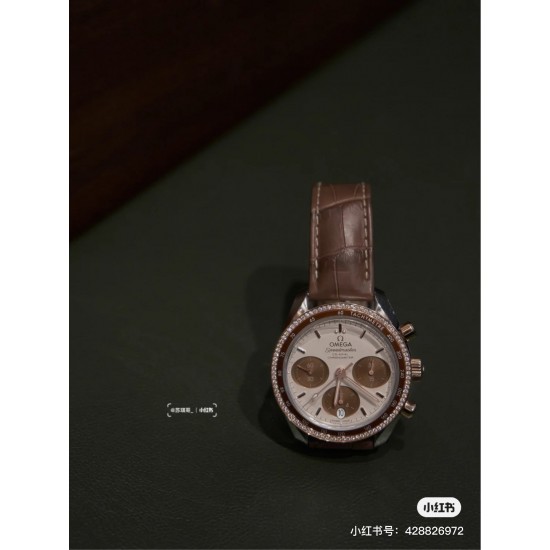 时光淙淙,细品每一刻芳香醇厚。欧米茄超霸系列38mm“卡布奇诺”有着双色的表盘配色,3个椭圆形小表盘的设计也令人眼前一亮。316精钢表壳福独特和欧米茄独特的Sedna️18K金搭配,整个表壳外圈镶钻,显得璀璨耀眼,匠具独心的双重表圈设计将钻石的闪亮光泽与超霸原型表款的运动精神完美融合,简直太显精致时髦感了!如此传奇的它颜值真的超能打,此款配色真的很治愈,不仅颜色百搭,完全不挑肤色! 时光淙淙,细品每一刻芳香醇厚。欧米茄超霸系列38mm“卡布奇诺”有着双色的表盘配色,3个椭圆形小表盘的设计也令人眼前一亮。316精钢表壳福独特和欧米茄独特的Sedna️18K金搭配,整个表壳外圈镶钻,显得璀璨耀眼,匠具独心的双重表圈设计将钻石的闪亮光泽与超霸原型表款的运动精神完美融合,简直太显精致时髦感了!如此传奇的它颜值真的超能打,此款配色真的很治愈,不仅颜色百搭,完全不挑肤色!