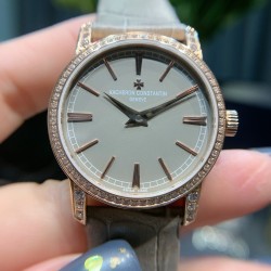 实拍2020年江诗丹顿传袭超薄系列-Vacheron Constantin 专为女神打造的，奢华时尚，采用进口316钢表壳，搭配原装进口9015机芯（0返修），天然蓝宝石玻璃镜面，直径33mm，超薄工艺7.8mm，超强防水30米，竹节纹进口小牛皮表带，一表一码。
