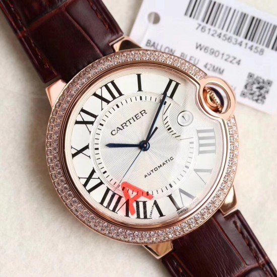 卡地亚 「 Cartier 」原装1:1复刻 、凸面弧形表壳,扭索雕纹表盘,剑形指针,在卡地亚制表世界中,Ballon Bleu 蓝气球腕表以风格细腻,格调高雅著称。 卡地亚 「 Cartier 」原装1:1复刻 、凸面弧形表壳,扭索雕纹表盘,剑形指针,在卡地亚制表世界中,Ballon Bleu 蓝气球腕表以风格细腻,格调高雅著称。
