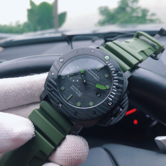 沛纳海 PANERAI 潜行系列型号PAM00961 震撼登场 引领潮流，精工细琢，雕花工艺全新升级，整表采用316精钢雕刻，纹路圆润清晰，极具历史感与复古色彩！机芯调测及打磨无人能及，全自动机械机芯 碳纤维字面更是给人以惊艳之感 非传奇不塑！三杰精致推荐男士机械腕表 SJ为你精心打造超真实实物图拍摄 让你超真实实物图体验