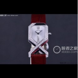 实拍 最新新款 推出限量版卡地亚Diagonale 系列腕表！红色或黑色珐琅线条与密镶钻石构成的鲜明对比！今年卡地亚绝对不是中规中矩的，而且在经典系列的基础上做了珠宝化的设计，此款腕表带着中国风情红色回归