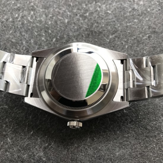 少量到货[色][色]N厂新品劳力士Rolex Sky-Dweller 天行者！【表壳】尺寸42MM，沉稳可靠、雍容大度！表圈采用劳力士Ring Command三角坑纹，旋转外圈可调转月份功能！抗刮损蓝宝石水晶，防反光凸透式放大日历窗【表带:】(蚝式钢)，蚝式，三排链节 蚝式摺扣配5毫米易调链节伸展系统【表盘】放射太阳纹理，刻度12小窗口红点月         份显示【机芯】搭载全自动机械9001机芯【功能】日期显示    月份显示   年历显示          双时区