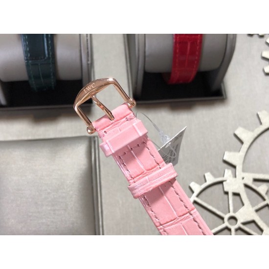 实拍【IWC 2019推出女士全新 Portofino波涛菲诺系列】1⃣️:壳套尺寸34mm/8.8mm采用316精钢材质打磨,每个壳套全程CNC处理所有细节达到完美2⃣️:采用进口日本9015天文台级别经过本厂严格把控 调试 达到零返修稳定性3⃣️:采用瑞士蓝宝石镜面 通透明亮4⃣️字面采用简洁的条丁罗马和表盘十二颗 设计呈现出精致典雅之感5⃣️:表带采用原装快速更换系统 搭配意大利小牛皮皮质柔软细腻:有六种颜色可选(绿色,兰色,黑色,深棕,酒红,粉色)6⃣️:原装表扣采用316精钢材质打磨 实拍【IWC 2019推出女士全新 Portofino波涛菲诺系列】1⃣️:壳套尺寸34mm/8.8mm采用316精钢材质打磨,每个壳套全程CNC处理所有细节达到完美2⃣️:采用进口日本9015天文台级别经过本厂严格把控 调试 达到零返修稳定性3⃣️:采用瑞士蓝宝石镜面 通透明亮4⃣️字面采用简洁的条丁罗马和表盘十二颗 设计呈现出精致典雅之感5⃣️:表带采用原装快速更换系统 搭配意大利小牛皮皮质柔软细腻:有六种颜色可选(绿色,兰色,黑色,深棕,酒红,粉色)6⃣️:原装表扣采用316精钢材质打磨