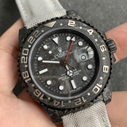 Diw新作勞力士超限量GMT-MASTER II  Diw团队重新制作了碳纤维表壳，同时包含表圈、面盘等零件也全都是碳纤维材质，其中碳纤维表圈上数字刻度首次采用全新碳纤维植丁技术（非填油）塑造丰富视觉层次，质感细腻。透视底盖可清楚展示正反快速调日历的劳力士专属cal.3186机芯。搭配柔软魔术贴表带和一体碳纤维表扣。首批量产提供4种颜色表盘可选，5种不同颜色风格表带。